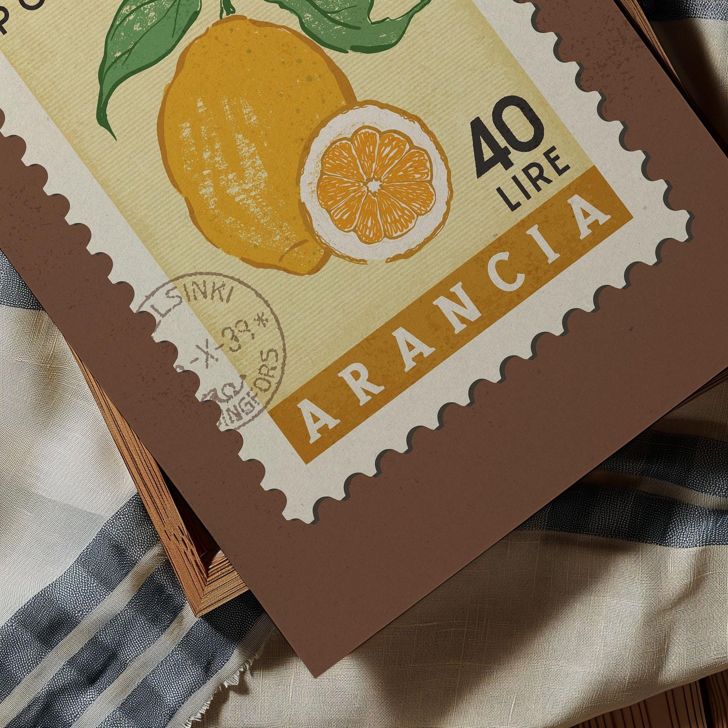 a close-up of a stamp with a lemon and an orange, along with the text "ARANCIA" and "40 LIRES".